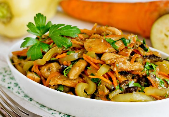 Salad with chicken, eggplant, bell pepper and carrots