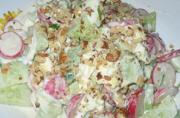 Salad with nuts and radishes