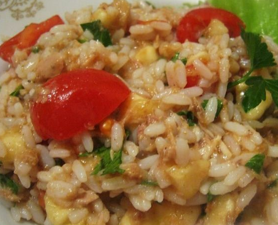 Tuna salad with rice, tomatoes and bananas
