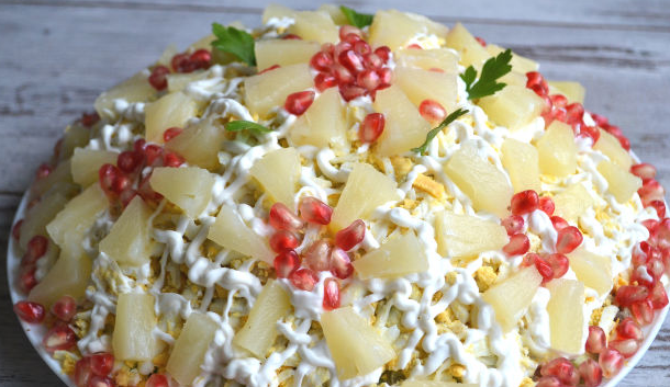 Cool Salad with chicken and pineapples