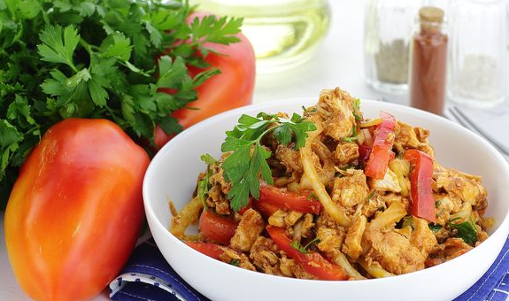 Salad with chicken, bell pepper, onion and tomato dressing