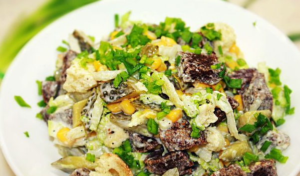 Chinese cabbage salad with corn and croutons