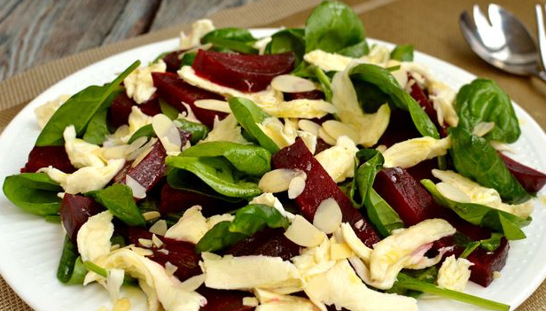 Salad of beets, mozzarella, spinach and almond flakes