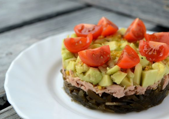 Seaweed salad with tuna and avocado