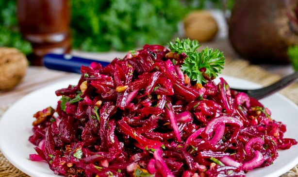 Beet salad with onions and nuts