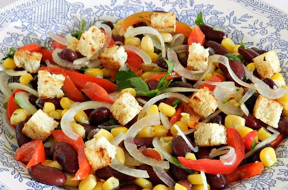 Salad with beans, corn and bell pepper