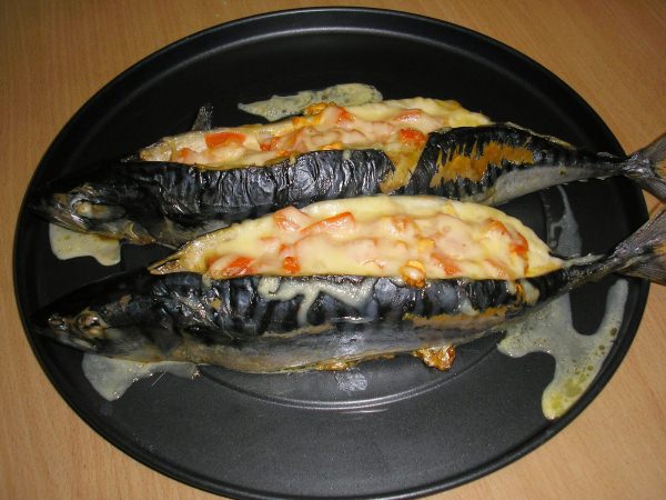 Mackerel stuffed with vegetables in the oven