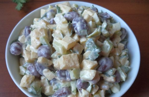 Bean salad with cucumber and apples for barbecue