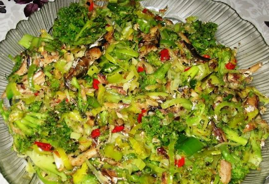 Sprat salad with broccoli