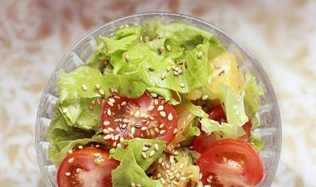 Light salad with cherry tomatoes and oranges