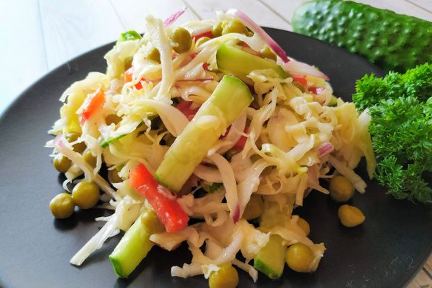 Vegetable salad with spicy dressing
