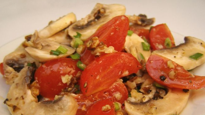 Mushroom salad with tomatoes and nuts