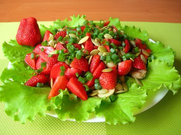 Strawberry and chicken salad (no dressing)