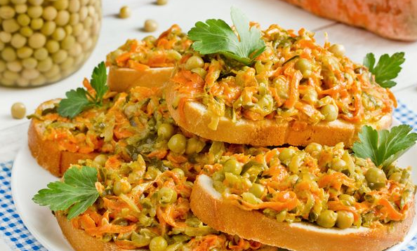 Sandwiches with carrots, pickles and green peas