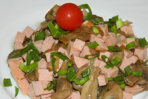 Mushroom salad cooked with wine