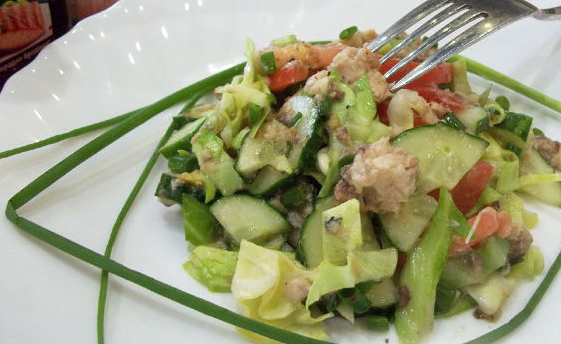 Salad with mackerel and vegetables