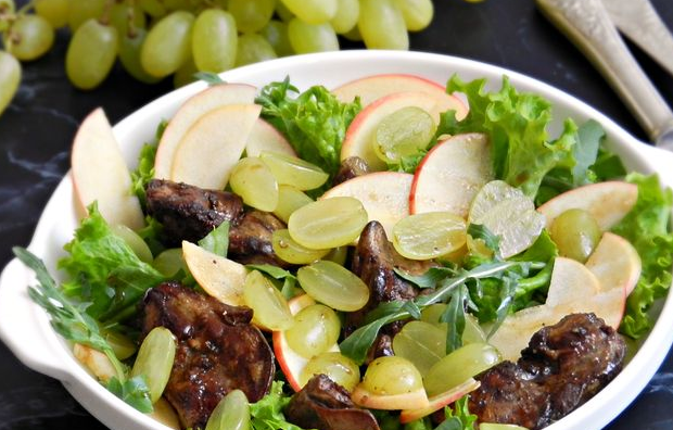 Warm chicken liver salad with apple and grapes