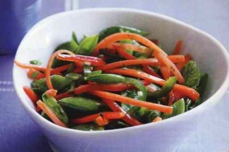 Salad of carrots, peppers and green peas