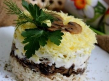 Salad with chicken, mushrooms and cheese