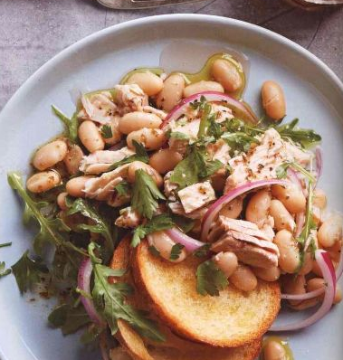 Salad with tuna, beans, onions and arugula