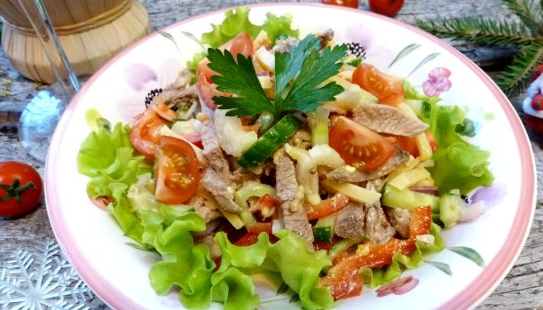 Meat salad with sweet pepper