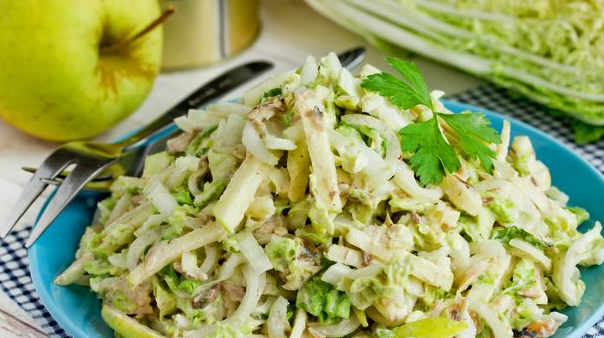 Salad with tuna, Chinese cabbage and apple