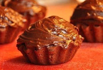 Chocolate muffins with cream