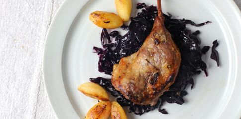 Fried quail with red cabbage