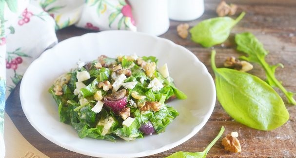 Salad with onions and blue cheese