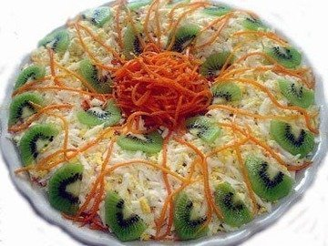 Layered salad with chicken, kiwi and carrots