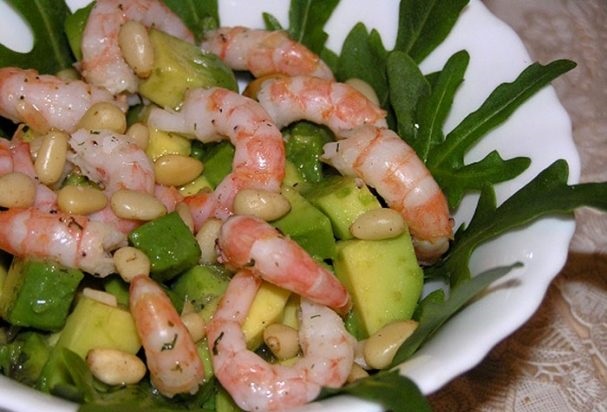 Salad: avocado with shrimps