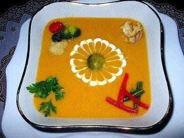 Vegetable cream soup with chicken
