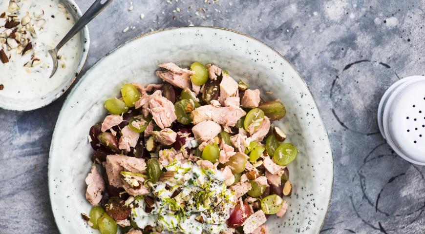 Tuna salad with grapes and nuts
