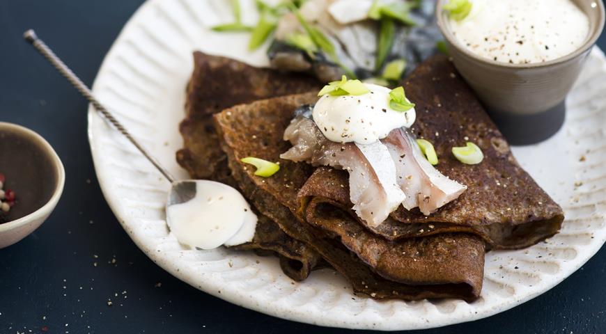 Rye pancakes with malt and kvass with lightly salted mackerel