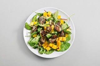 Salad with mango and chicken liver