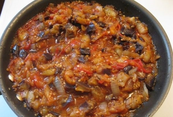 Stewed eggplant with tomatoes