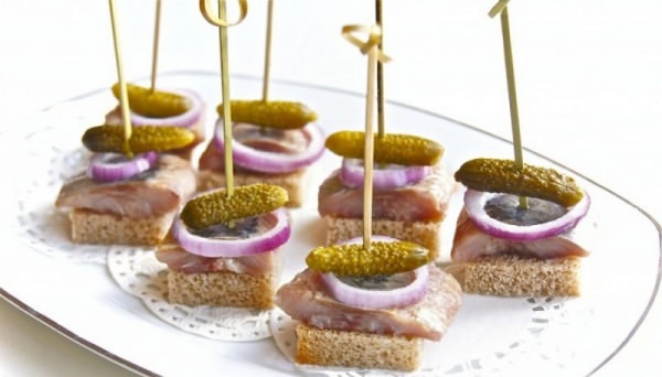 Canapes with black bread and herring