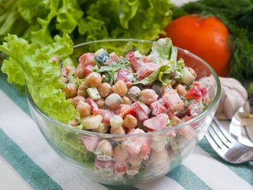 Vegetable salad with chickpeas