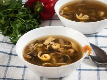 Chinese soup with mushrooms and shrimp