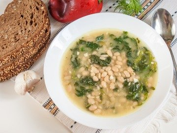 Bean soup with spinach