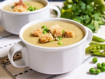 Cream soup with green peas and cheese