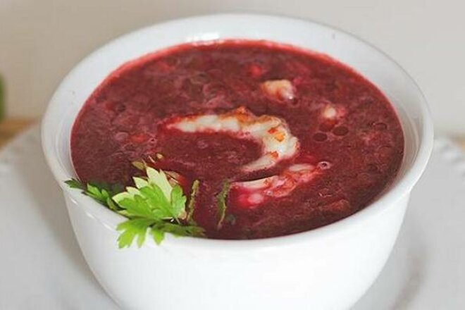 Beetroot soup with vegetables and sour cream