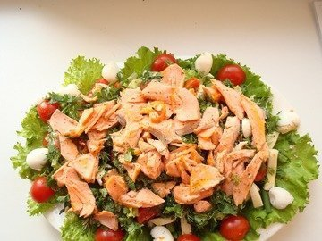 Salad with salmon and mozzarella