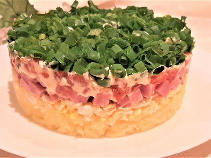 Layered salad with ham and tomatoes