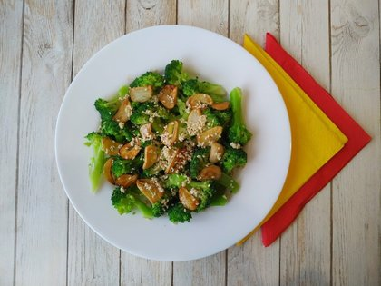 Broccoli salad with garlic chips