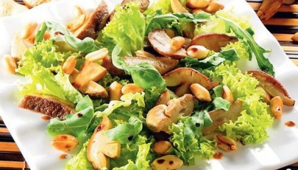 Salad with porcini mushrooms