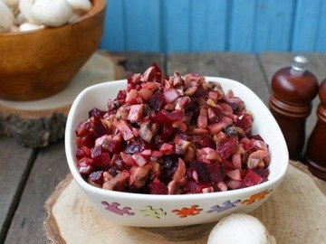 Salad with beets and mushrooms
