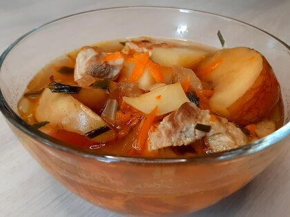 Apple soup with pork