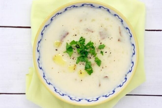 Milk-potato cream soup with cream