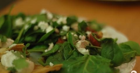 Spinach salad with goat cheese